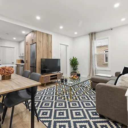 Appartamento Private House With Parking & Steps To Subway